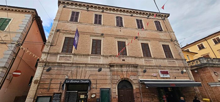 Appartamento con 12 locali in vendita in Matelica