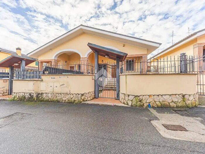 Casa quadrilocale in vendita in Via Massa di San Giuliano, Roma