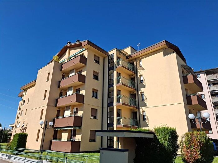 Appartamento quadrilocale in vendita in Via Martesana, Meda