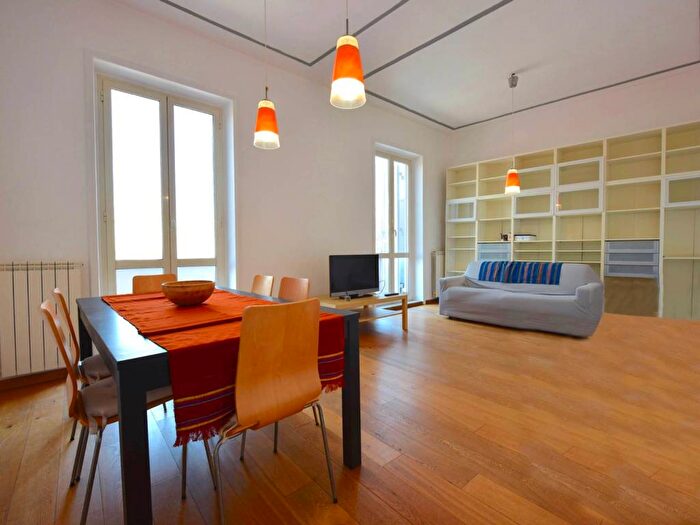 Casa trilocale in affitto in Via Napoli, Repubblica, Roma