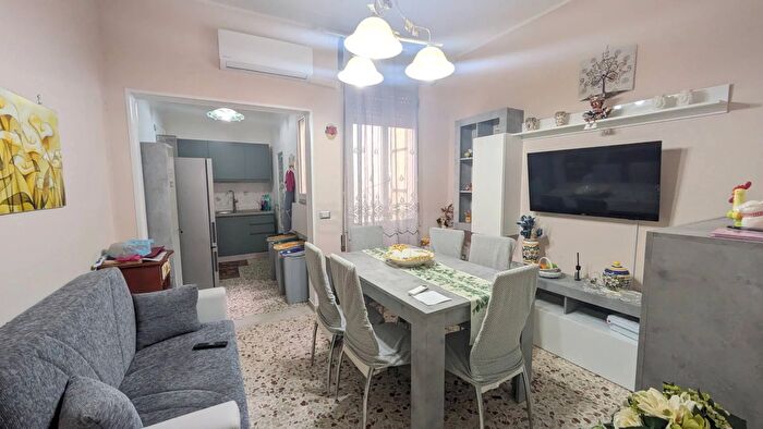 Casa con 5 locali in vendita in Cavour, Floridia