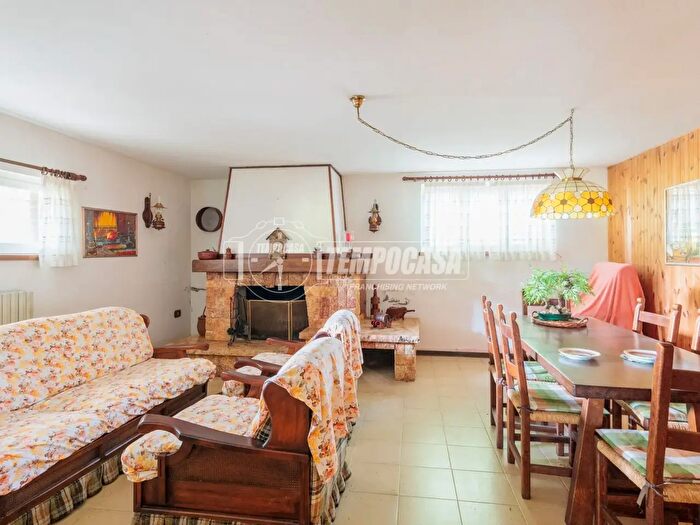 Casa con 6 locali in vendita in Via Cotti, Felino