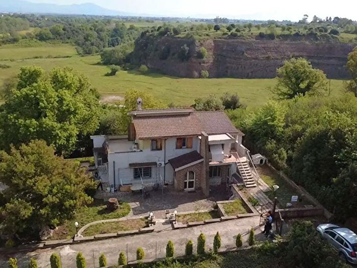 Casa con 9 locali in vendita in Via Sasso, Aprilia