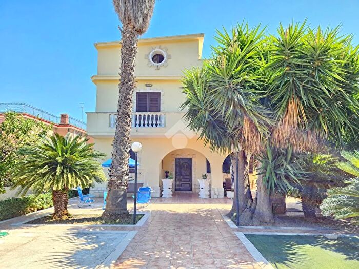 Casa con 7 locali in vendita in Viale Kennedy, Taranto