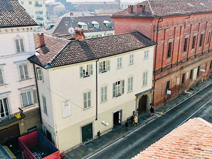 Appartamento trilocale in affitto in Via Palazzo di Città, Centro Storico, Chieri