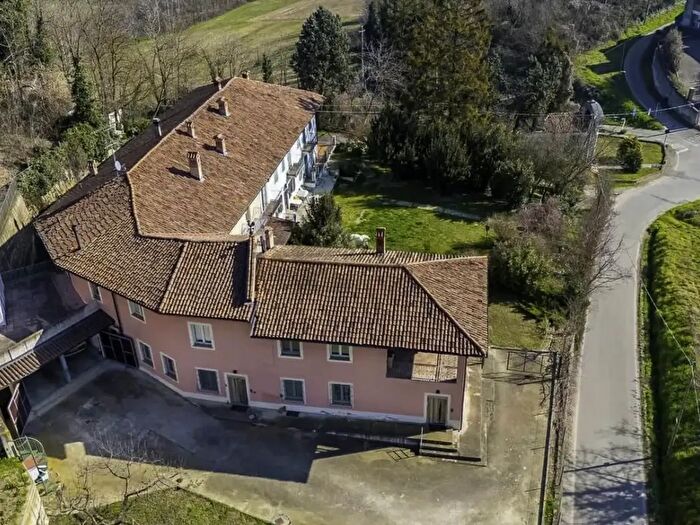 Casa con 12 locali in vendita in Via Piea, Cortanze
