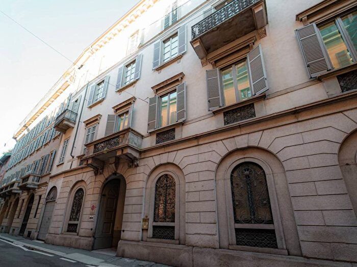 Appartamento quadrilocale in affitto in Via Amedei, Missori, Milano