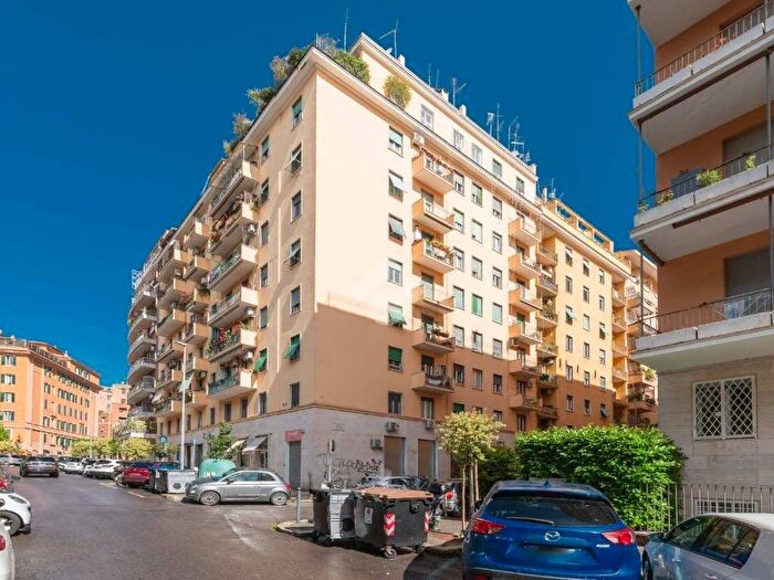 Appartamento trilocale in affitto in Via Lucrino, Africano Villa Chigi, Roma