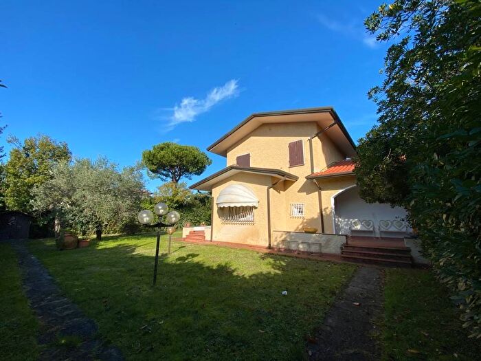 Casa con 5 locali in affitto in Via Antonio Canova, Vittoria Apuana, Forte dei Marmi