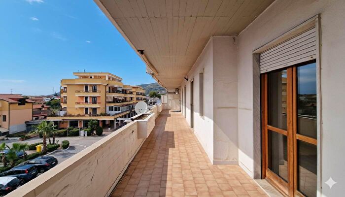 Appartamento quadrilocale in vendita in Piazza GFalcone, Mondragone