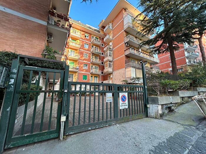 Appartamento trilocale in affitto in Via San Domenico, Vomero, Napoli