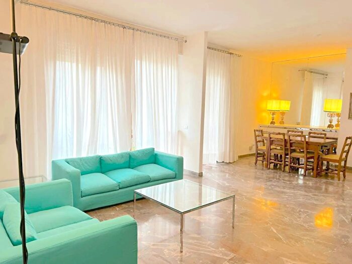 Appartamento con 6 locali in vendita in Piazza Cesare Beccaria Firenze, Firenze