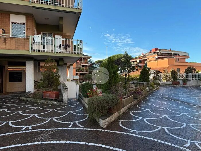 Appartamento quadrilocale in vendita in Via della Casetta Mattei, Roma