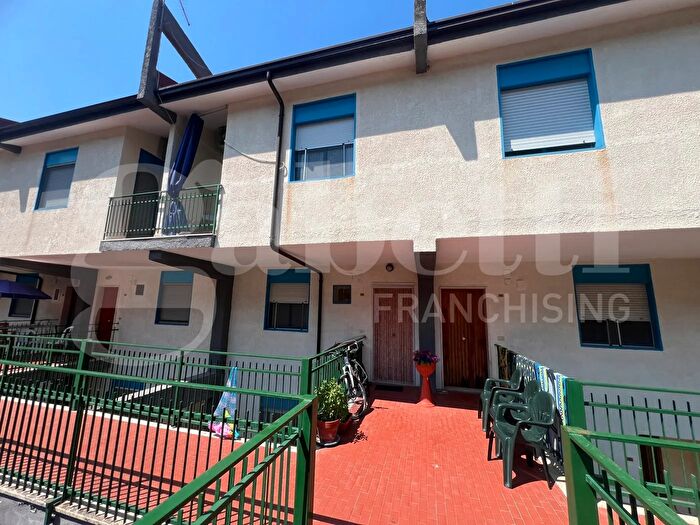 Appartamento trilocale in vendita in Baia degli Aranci Snc, Falconara Albanese