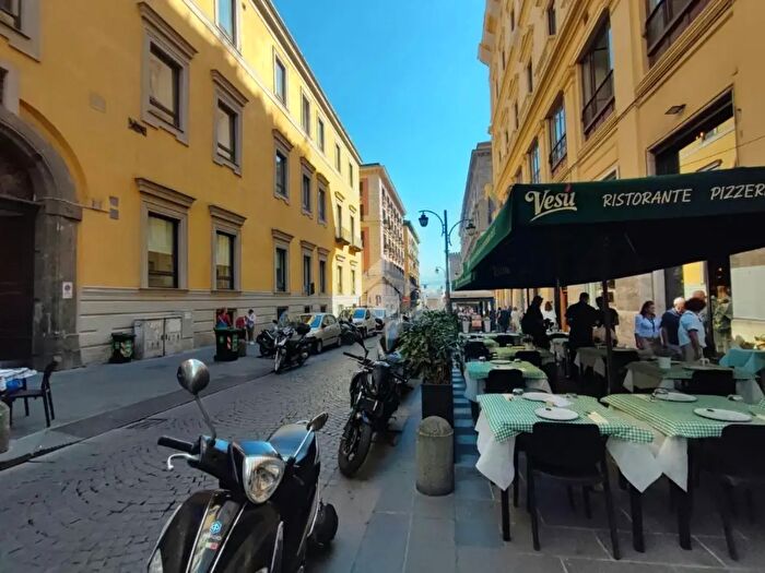 Appartamento monolocale in vendita in Via Santa Brigida, Napoli