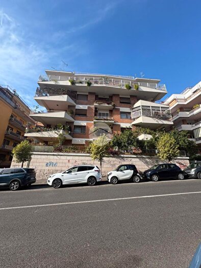 Appartamento quadrilocale in affitto in Via Ugo De Carolis, Roma