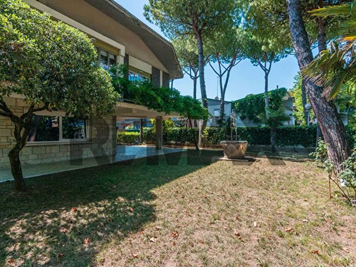 Casa con 10 locali in vendita in Via Comandini, Cattolica