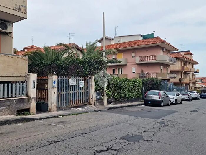 Appartamento trilocale in vendita in Via S Maria La Stella, Aci SantAntonio