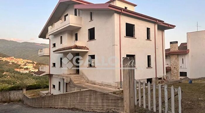 Casa con 20 locali in vendita in Casali del Manco