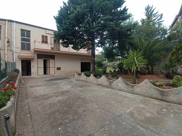 Casa con 7 locali in vendita in Via Aldo Moro Assoro, Assoro