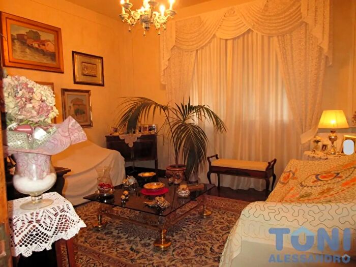 Casa con 8 locali in affitto in Empoli