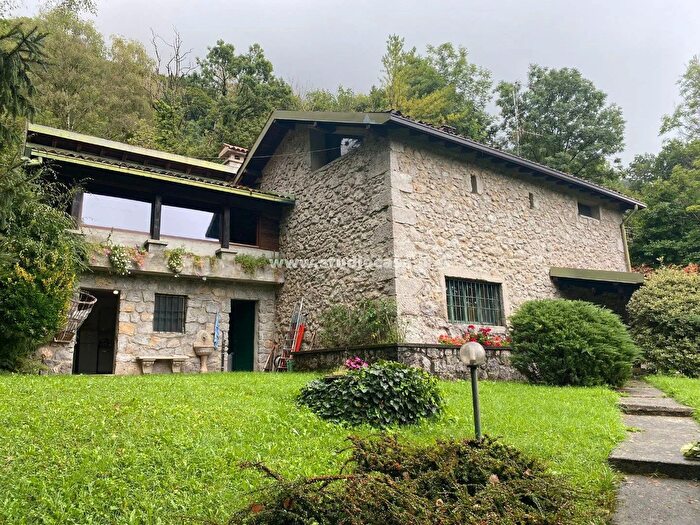 Casa con 8 locali in vendita in Partigiani, Serina