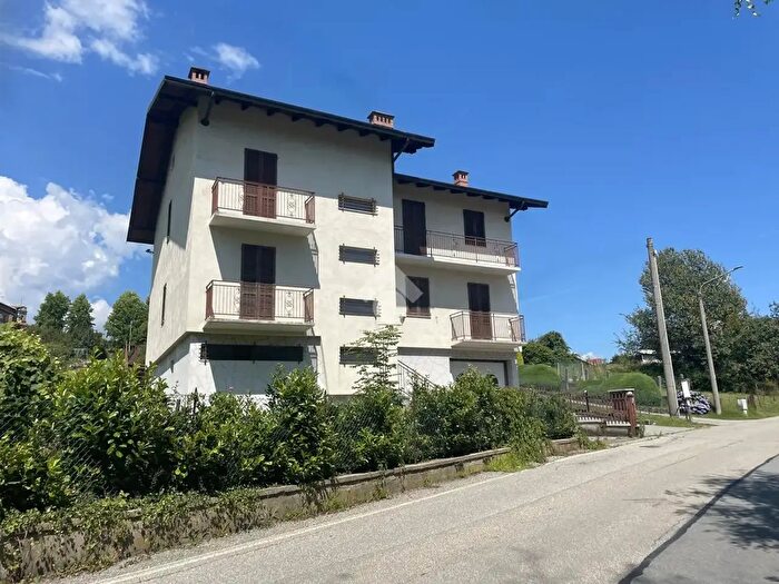 Casa con 12 locali in vendita in Frazione Pratrivero, Valdilana