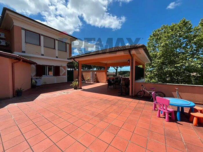 Appartamento trilocale in vendita in Via delle Rose, Bracciano