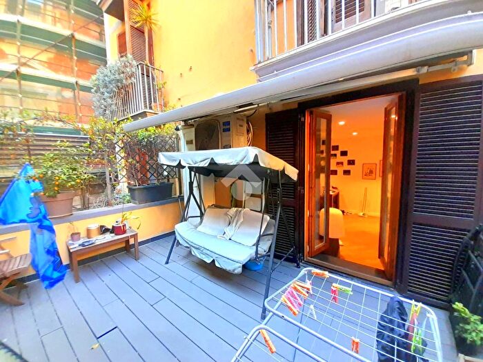 Appartamento trilocale in affitto in Vico del Vasto a Chiaia, Napoli