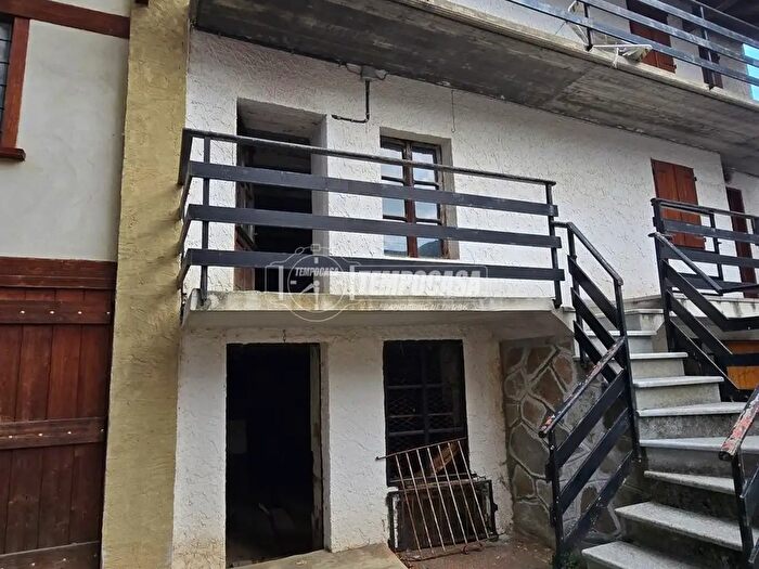 Casa quadrilocale in vendita in Strada Provinciale del Colle del Lys Aires, Viu'