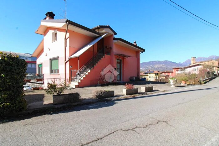 Casa con 6 locali in vendita in Via S Lorenzo, Odolo