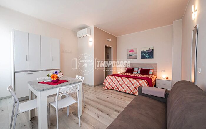 Appartamento con 5 locali in vendita in Modena