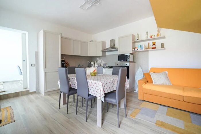 Casa quadrilocale in vendita in Via Ruggero da Vezzano Padre, Massa