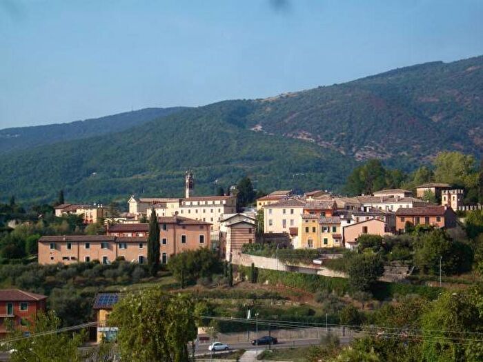Appartamento trilocale in affitto in Via della Repubblica, Costermano sul Garda