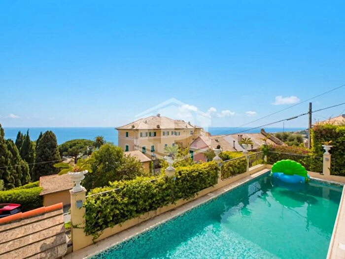 Casa con 19 locali in vendita in Via dei Floricoltori, Genova