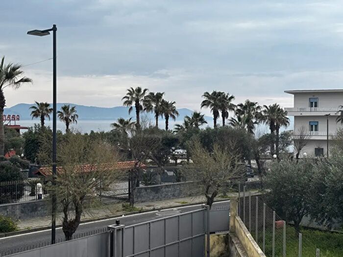 Appartamento trilocale in affitto in Via Litoranea, Torre Del Greco