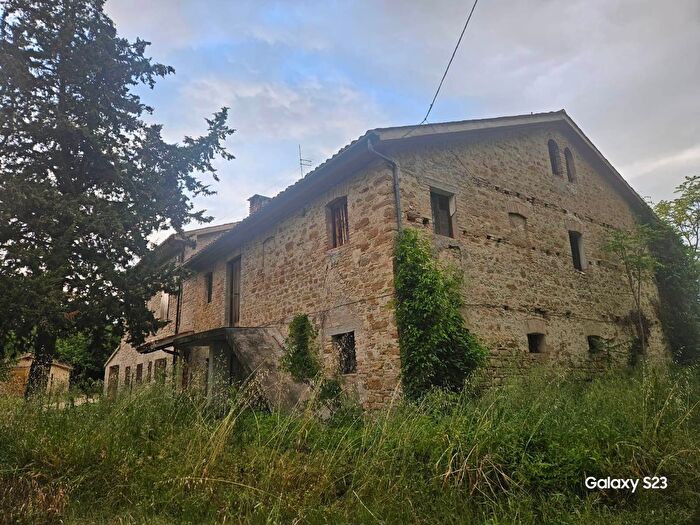 Casa con 12 locali in vendita in Treia