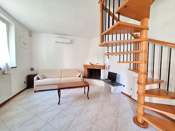 Casa con 5 locali in vendita in Cascina