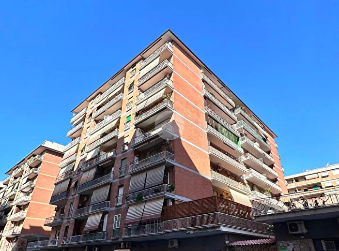 Appartamento quadrilocale in vendita in Via Attio Labeone, Roma