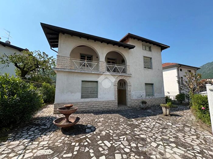 Casa trilocale in vendita in Via Roma, Pianico