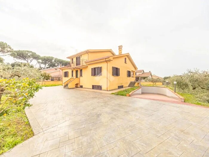 Casa quadrilocale in vendita in Via Campolattaro, Roma