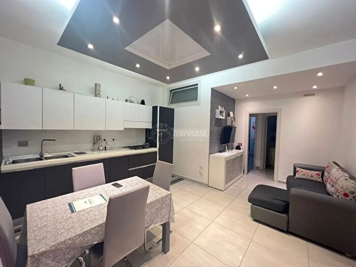 Appartamento trilocale in vendita in Via Marco Polo, Napoli