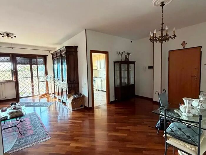 Appartamento trilocale in affitto in Via Cassia, Roma