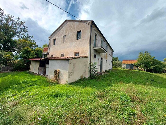 Casa con 6 locali in vendita in Ostra Vetere