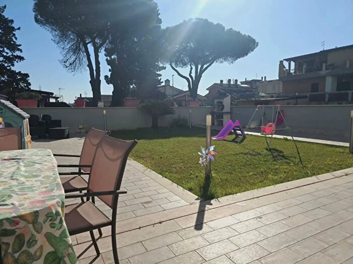 Appartamento trilocale in vendita in Via Costantino Beschi, Roma