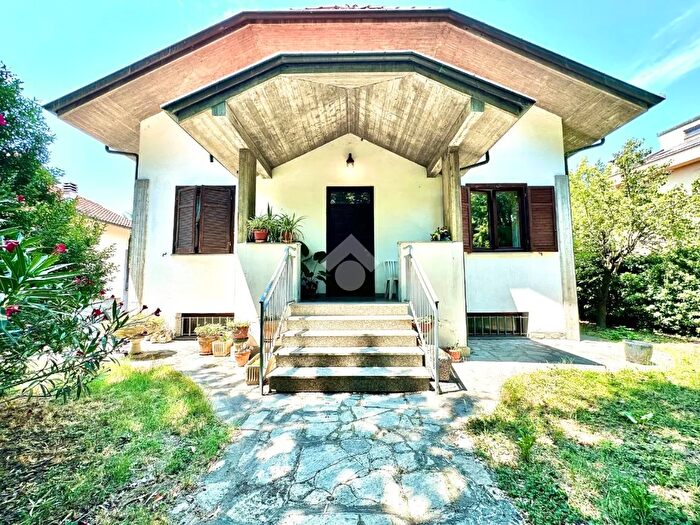 Casa con 8 locali in vendita in Via Brigata Garibaldi, Tortona