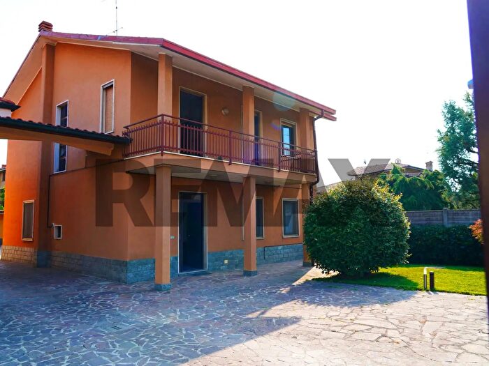 Casa con 5 locali in vendita in Grezzago
