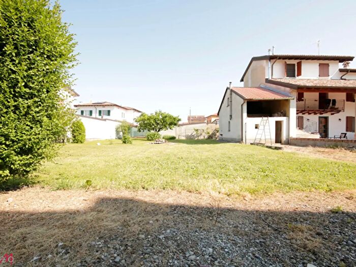 Casa trilocale in vendita in Via Indipendenza, Pianengo