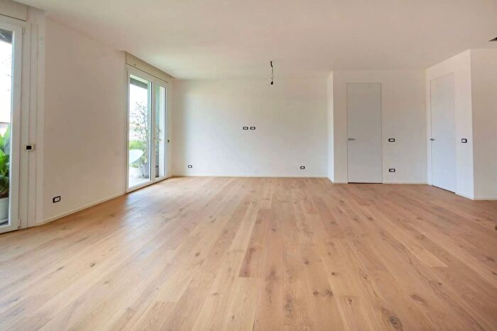 Appartamento quadrilocale in vendita in Via Antonio Canova, Milano