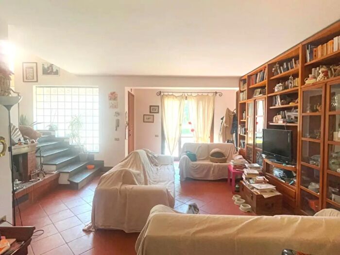 Casa con 8 locali in vendita in Vicopisano